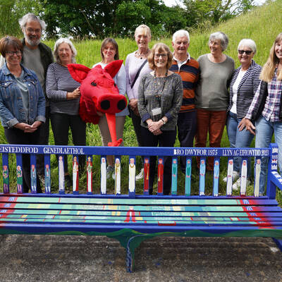 Welsh tutor Helen Roberts and students with the friendship bench