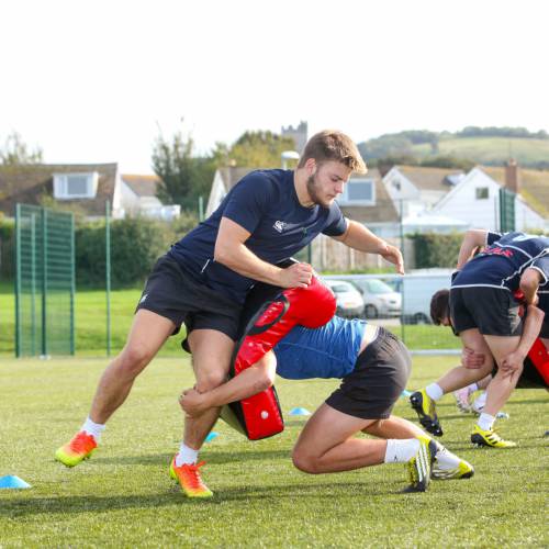 Myfyrwyr yn chwarae rygbi