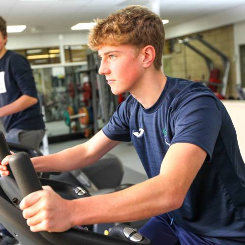 Beicio ar feic ymarfer yn y gym