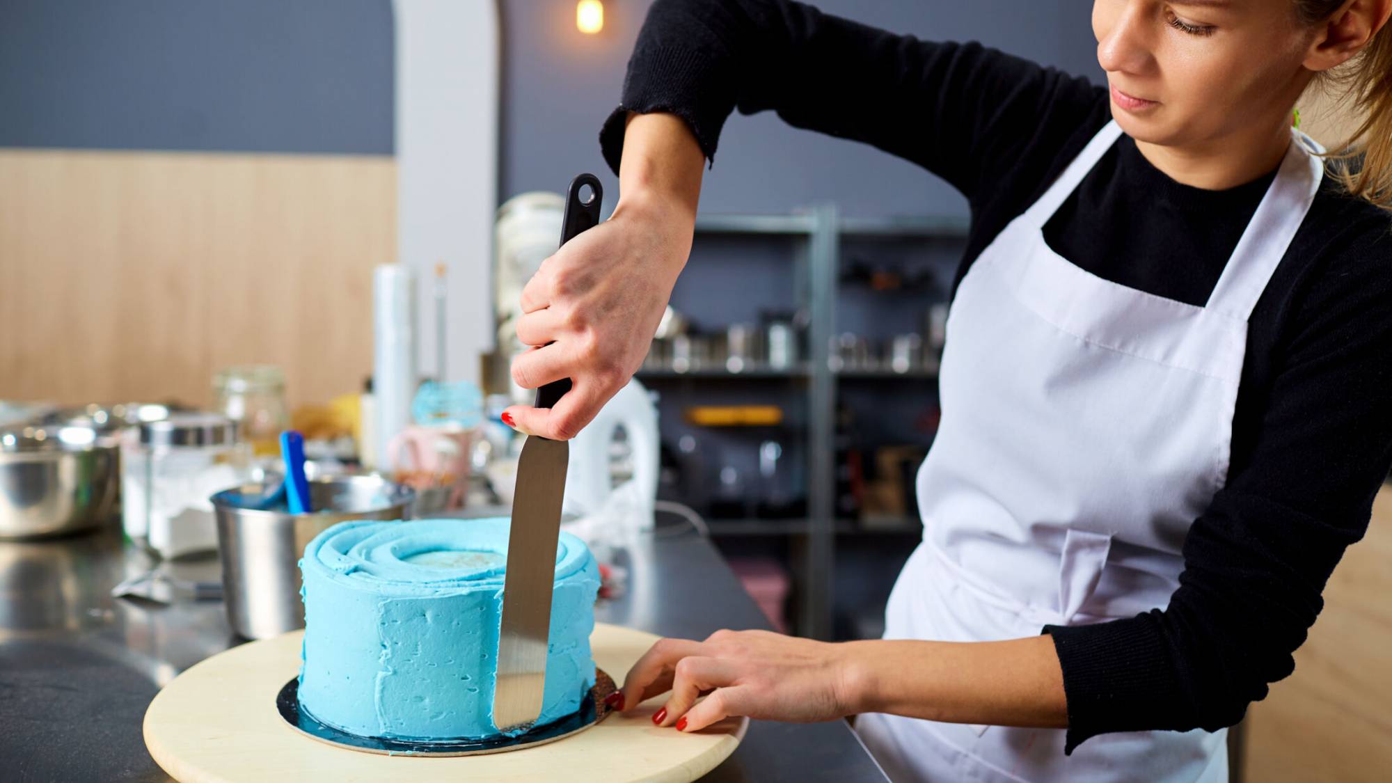 Professional/Part-time course student decorating a cake