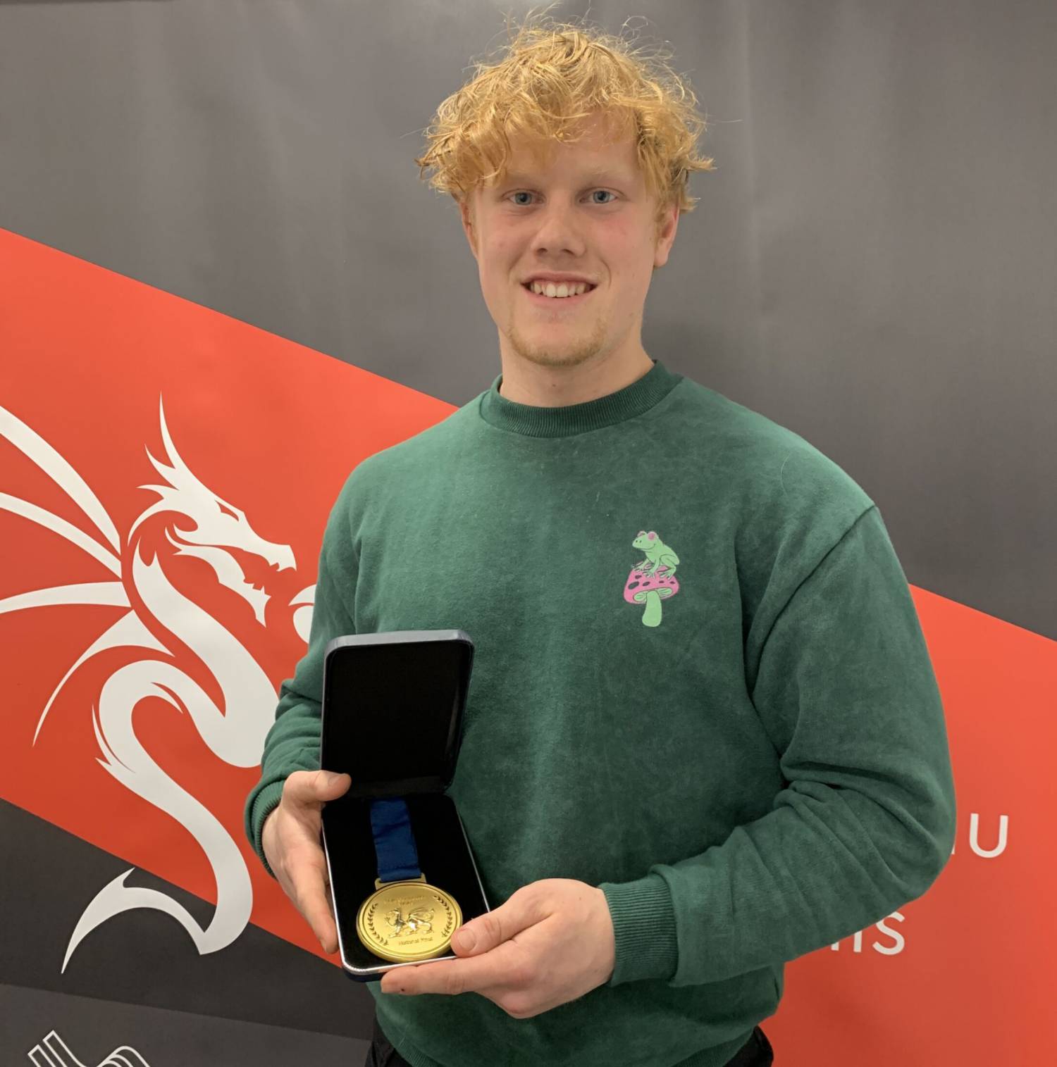 Aron Jones Yn Cystadlu ar Lwyfan Ewropeaidd mewn Cystadleuaeth Sgiliau Weldio