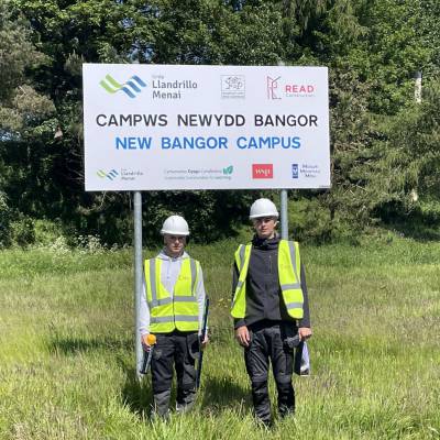 Gweithiodd Ben Hughes (chwith) a Brody White ar gampws newydd Coleg Menai ym Mangor tra oedden nhw ar brofiad gwaith gyda Read Construction