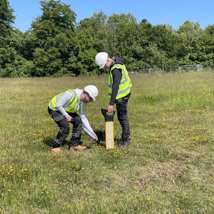 Cafodd Ben Hughes (chwith) a Brody White gynnal arolygon a sganiau CAT tra oedden nhw ar leoliad profiad gwaith