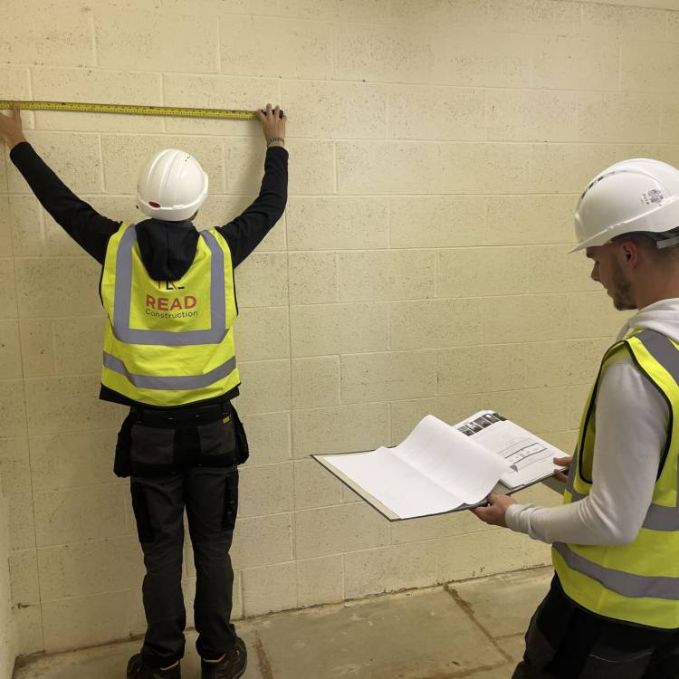 Brody White (chwith) a Ben Hughes yn gwneud gwaith mesur tra oedden nhw ar brofiad gwaith gyda Read Construction