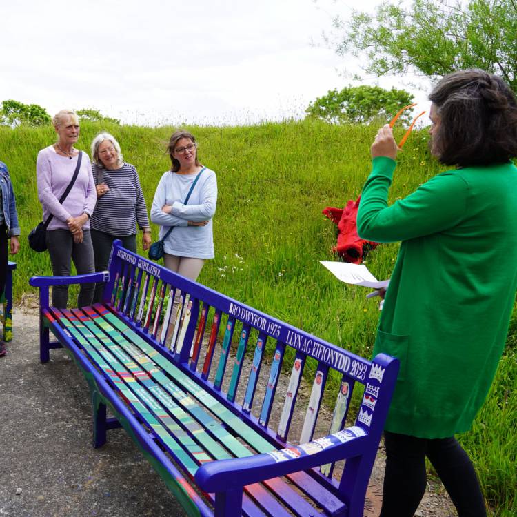 Y tiwtor Celf Ffion Gwyn a'r myfyrwyr wrth y fainc gyfeillgarwch