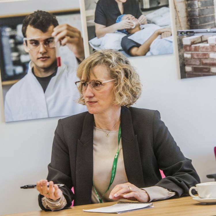 Comisiynydd y Gymraeg,  Efa Gruffudd Jones, yng Ngholeg Llandrillo