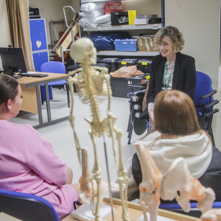 Comisiynydd y Gymraeg, Efa Gruffudd Jones yn siarad â myfyrwyr Coleg Llandrillo