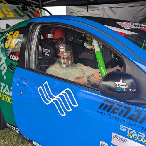 Y gyrrwr Hywel Rosenthal gyda char Chwaraeon Moduro Menai