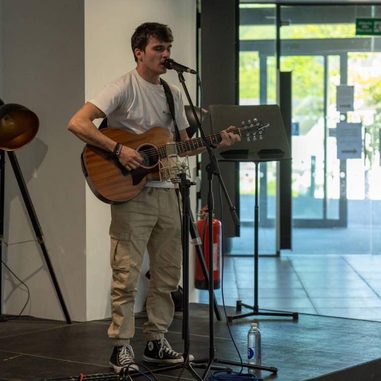 Aron Griffiths yn perfformio