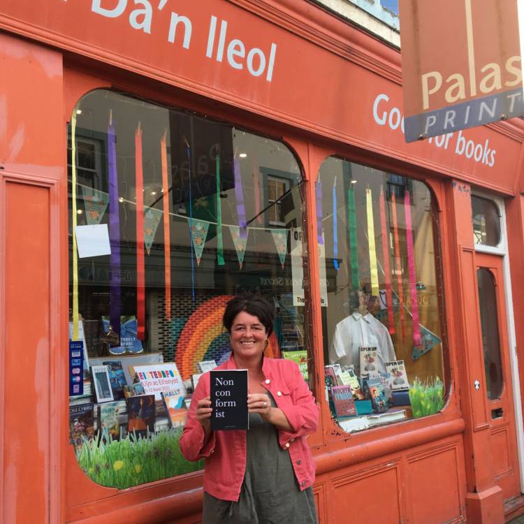 Jane Parry gyda chopi o'i llyfr Nonconformist, y tu allan i Palas Print, Caernarfon