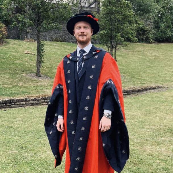 Dr Jacob Greene yn graddio gyda Doethuriaeth mewn Peirianneg Fiofeddygol