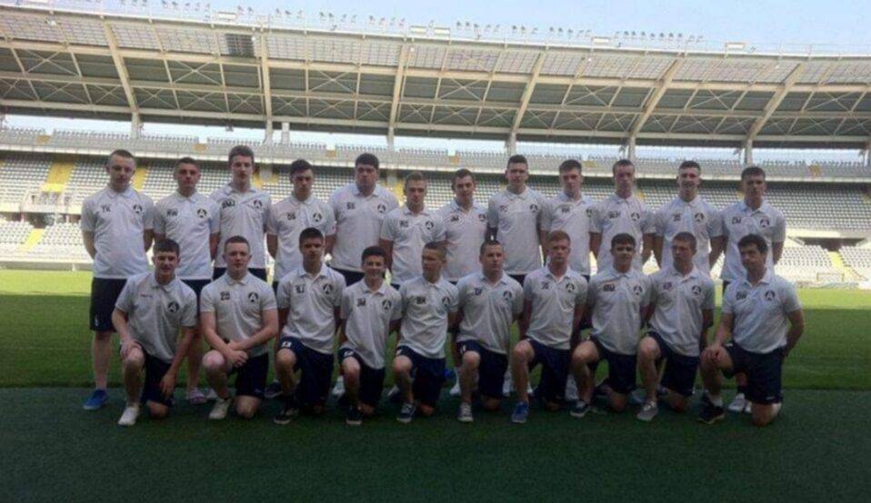 Jacob Green gyda thîm pêl-droed Coleg Llandrillo yn Stadiwm Olympic Grande Tornio yn 2012