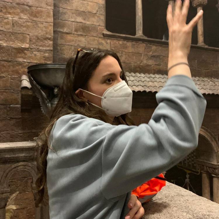 Beth Elen Roberts, cyn-fyfyriwr Coleg Menai, ar set The Red Keep rhaglen House of The Dragon.