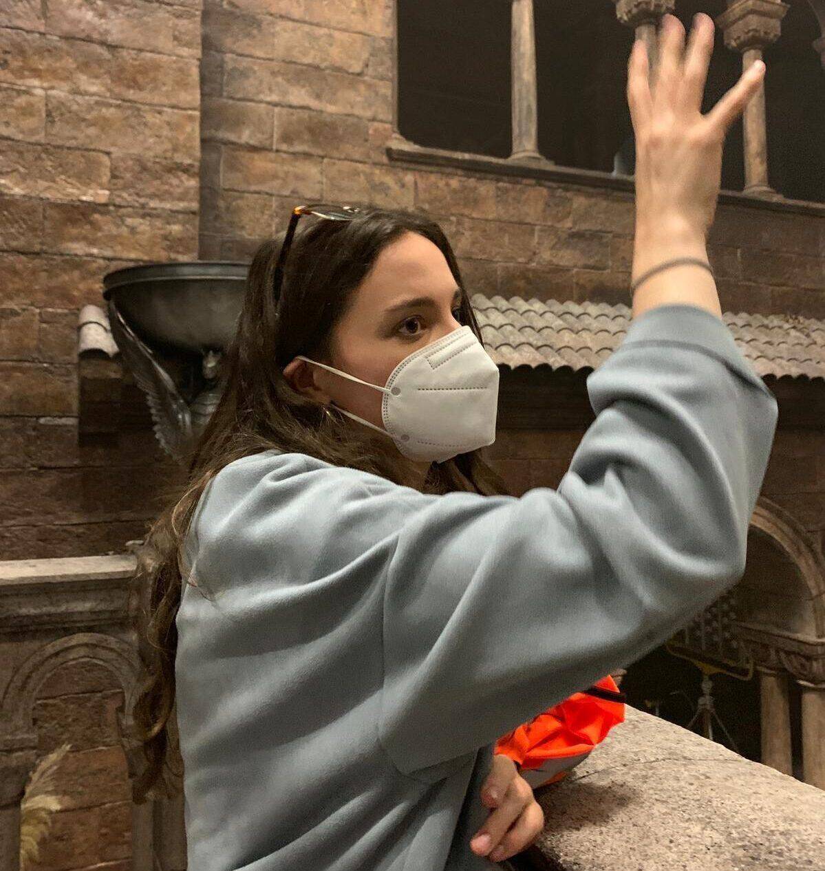 Beth Elen Roberts, cyn-fyfyriwr Coleg Menai, ar set The Red Keep rhaglen House of The Dragon.