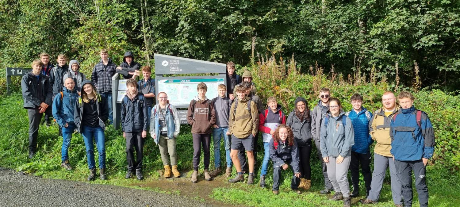 Myfyrwyr Coedwigaeth a Rheolaeth Cefn Gwlad Coleg Glynllifon yn ystod taith maes ddiweddar i Goedwig Gwydir.