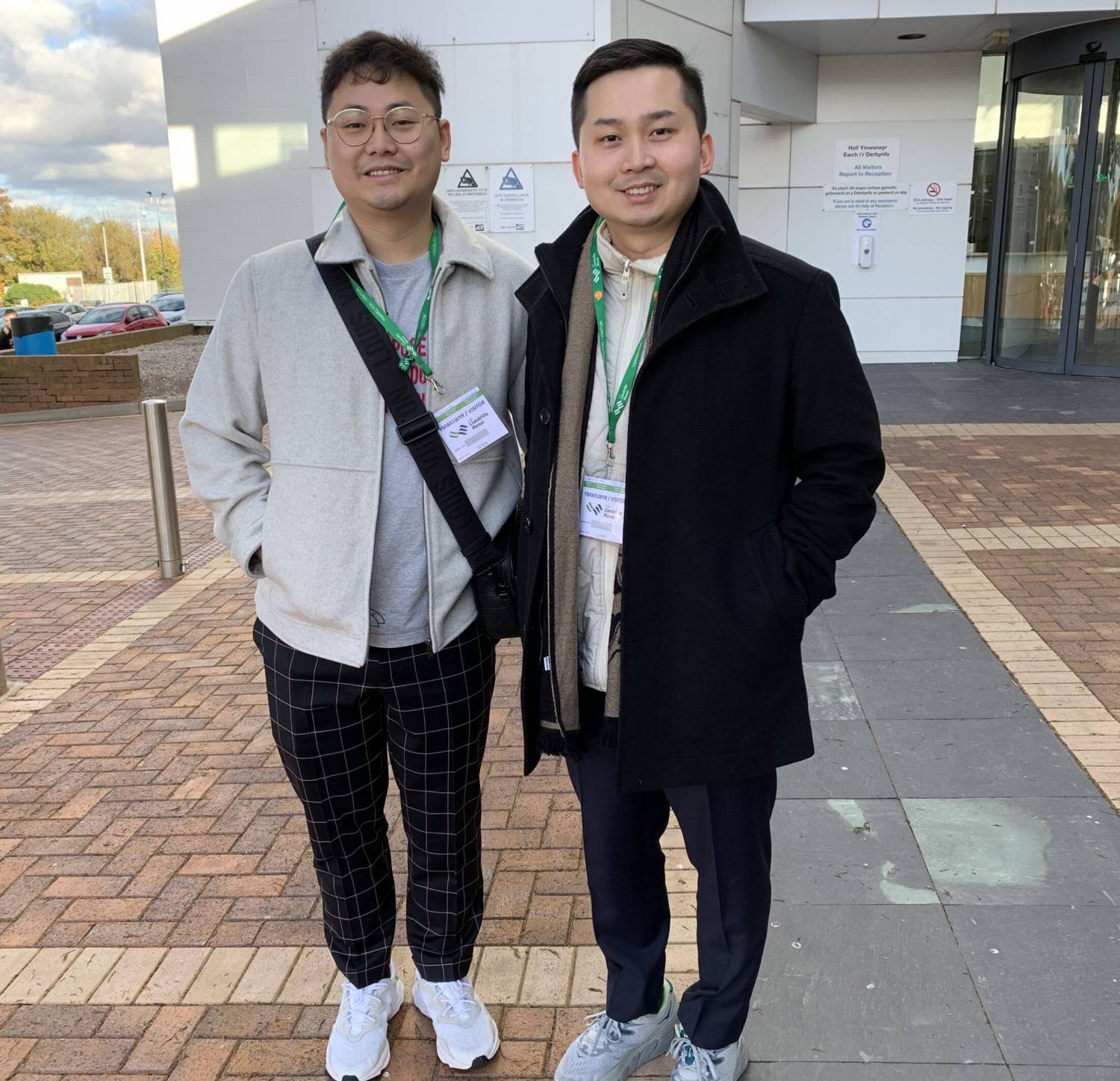Jeff a Duy y tu allan i gampws Coleg Llandrillo yn Llandrillo-yn-Rhos