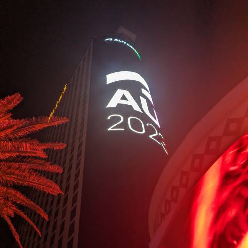 Hysbysfwrdd enfawr yn hysbysebu Cynhadledd Prifysgol Autodesk 2023