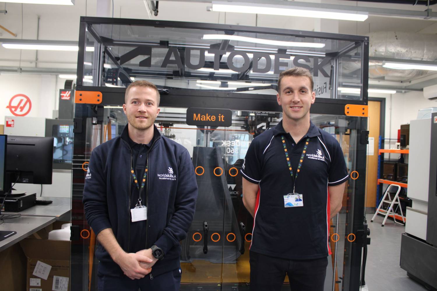 Y darlithwyr Bryn Jones ac Iwan Roberts gyda’r argraffydd 3D 1m 3 yn adran beirianneg Coleg Menai