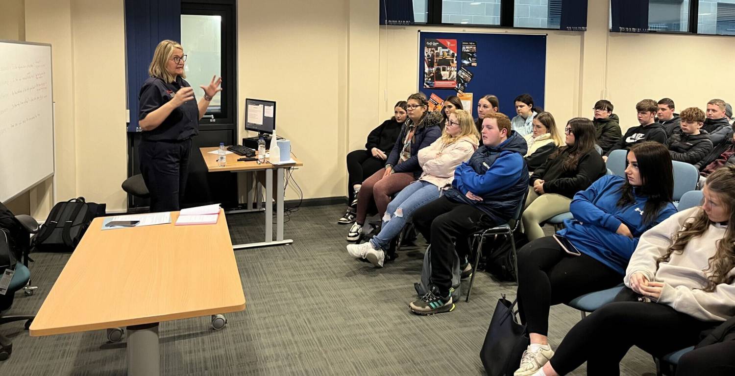 Swyddogion Gwasanaeth Tân ac Achub Gogledd Cymru yn rhoi gwers ar ddiogelwch ffyrdd i fyfyrwyr ar gampws Coleg Menai yn Llangefni