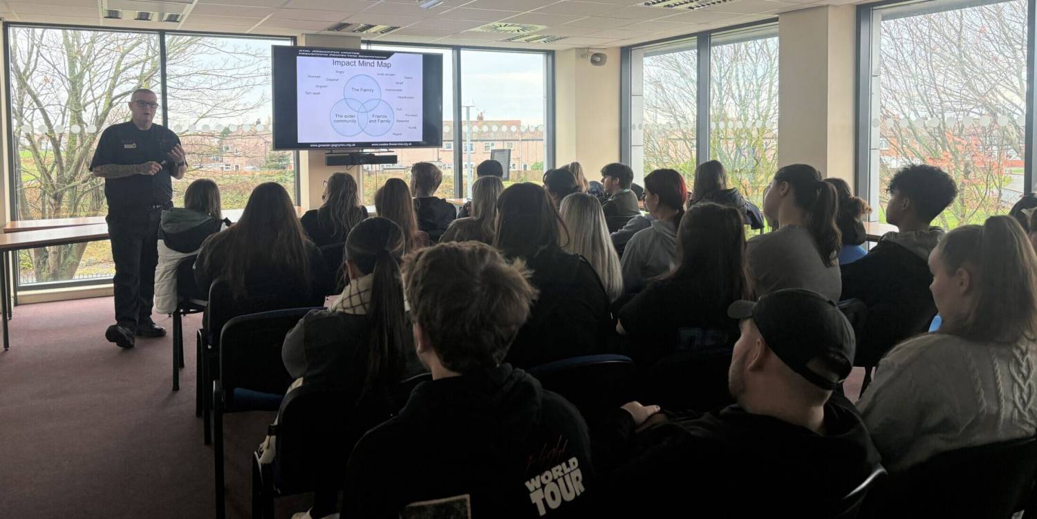 Swyddogion Gwasanaeth Tân ac Achub Gogledd Cymru yn cyflwyno ‘Stori Olivia’ ar gampws Coleg Llandrillo yn y Rhyl