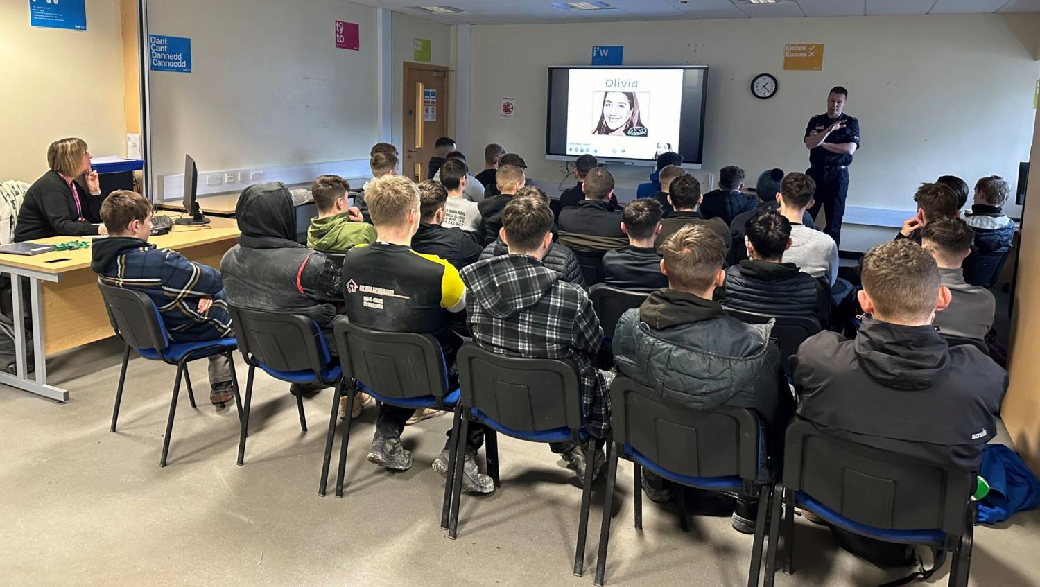 Swyddogion Gwasanaeth Tân ac Achub Gogledd Cymru yn rhoi gwers diogelwch ffyrdd i fyfyrwyr ar gampws CaMDA Coleg Meirion-Dwyfor yn Nolgellau