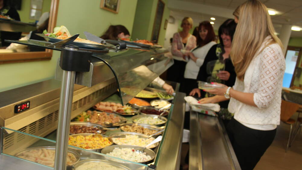 "Salad bar" yn y Bistro