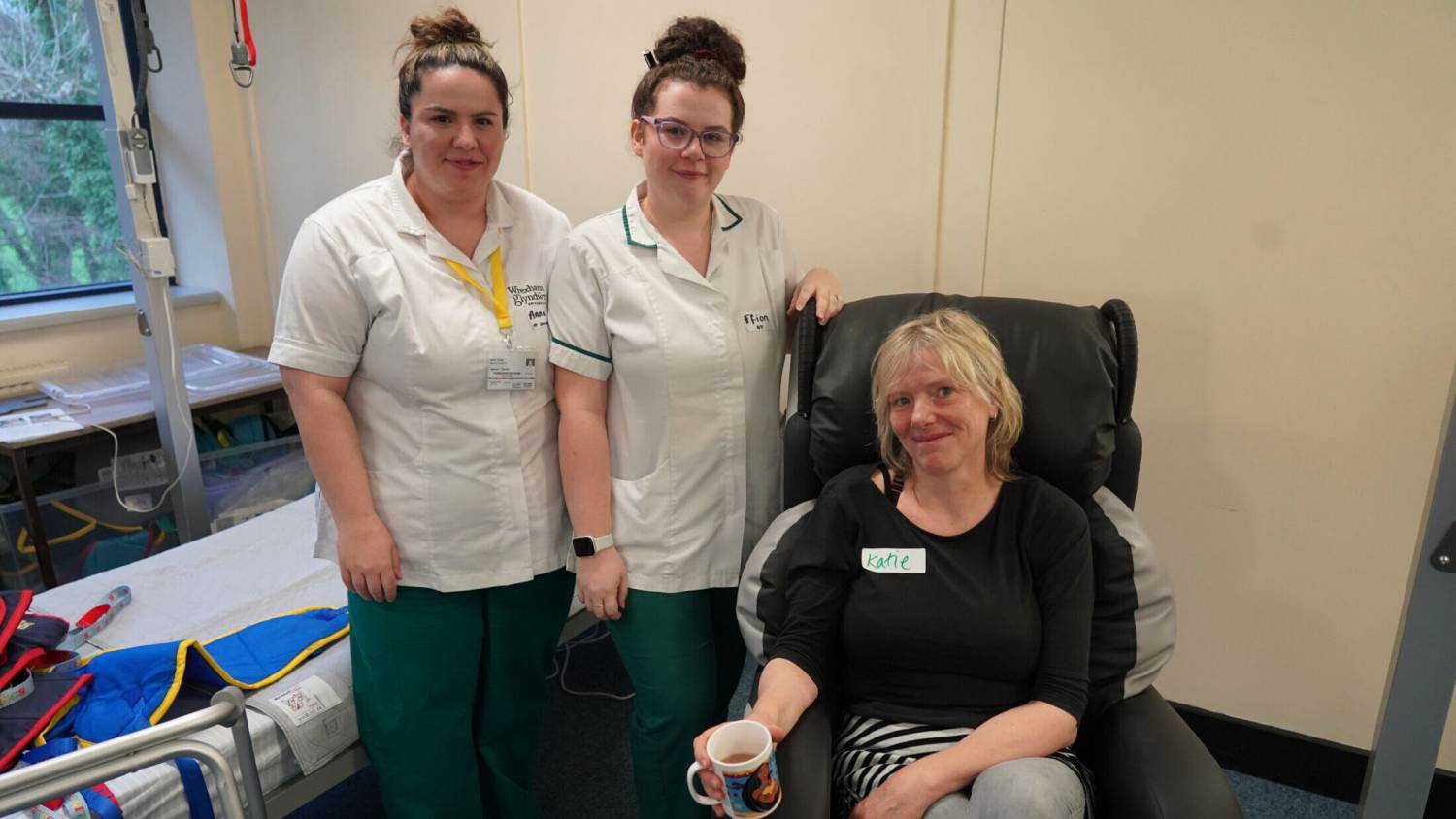 O'r chwith i'r dde: Myfyriwr therapi galwedigaethol Anna Jones, a Ffion Owen a Katie Morgan, therapyddion galwedigaethol