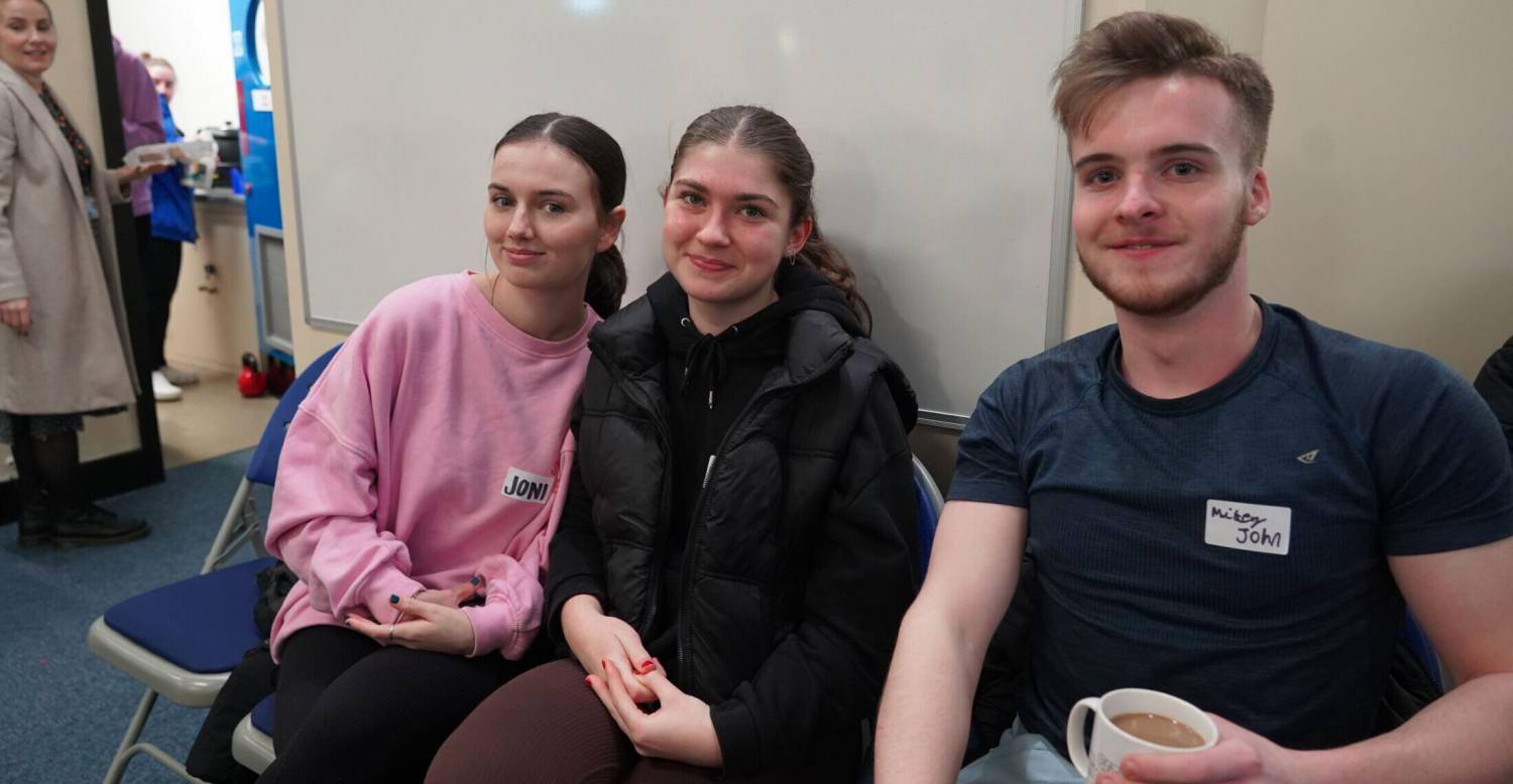 Myfyrwyr Iechyd a Gofal Cymdeithasol yn mwynhau gweithdy therapi galwedigaethol yn Nolgellau