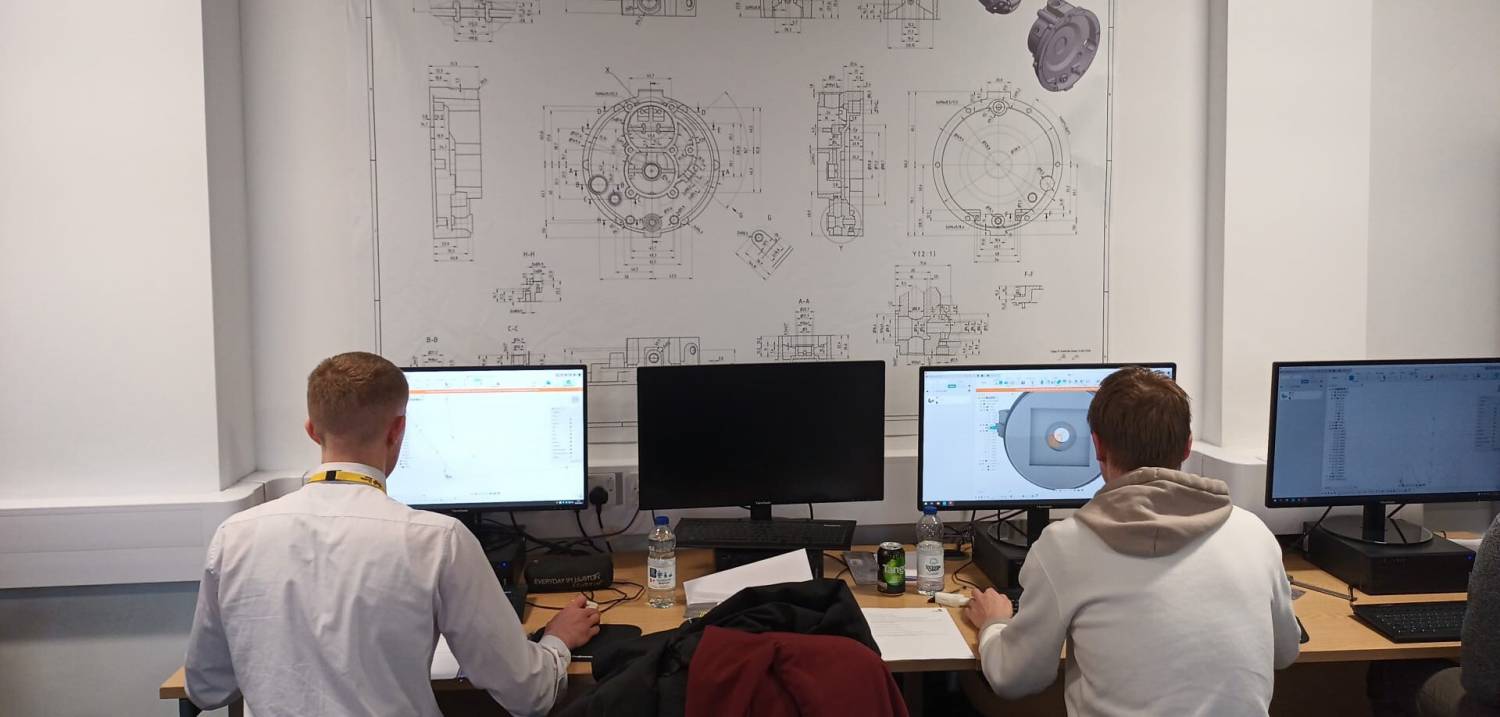 Y cystadleuwyr yn y digwyddiad yng Ngholeg Menai, Llangefni i ddewis sgwad Gweithgynhyrchu Haen-ar-haen ar gyfer WorldSkills 2024