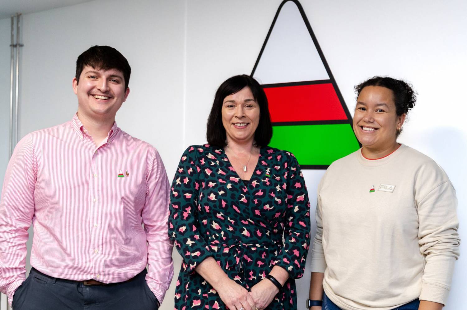 Nia Bennett, Cadeirydd newydd Bwrdd Ymddiriedolwyr a Rheoli Urdd Gobaith Cymru, gyda Deio Siôn Llewelyn Owen ac Emily Pemberton