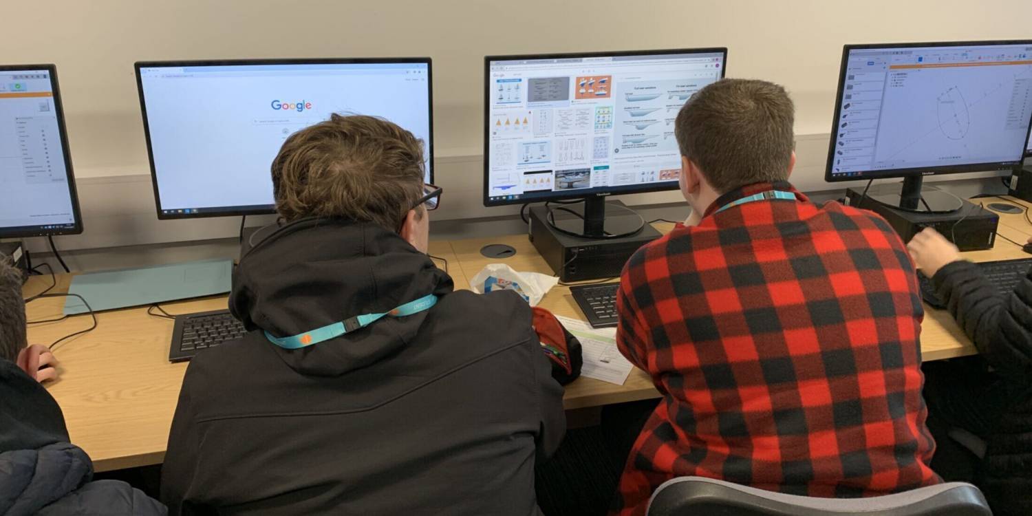 Y myfyrwyr yn cymryd rhan yng ngweithdy blynyddol Prosiect Chweched Dosbarth EESW yng Ngholeg Menai yn Llangefni