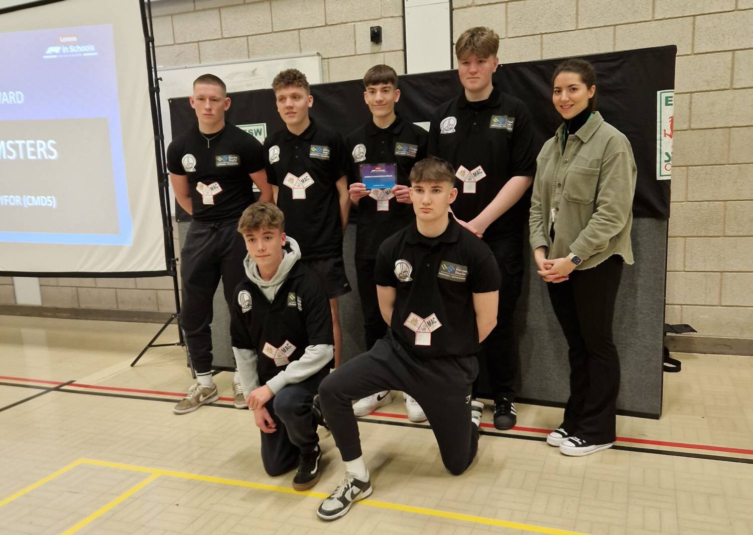 Hafan Hamsters, tîm o fyfyrwyr Coleg Meirion-Dwyfor yn y digwyddiad F1 mewn Ysgolion yng Nghanolfan Hamdden Dinbych