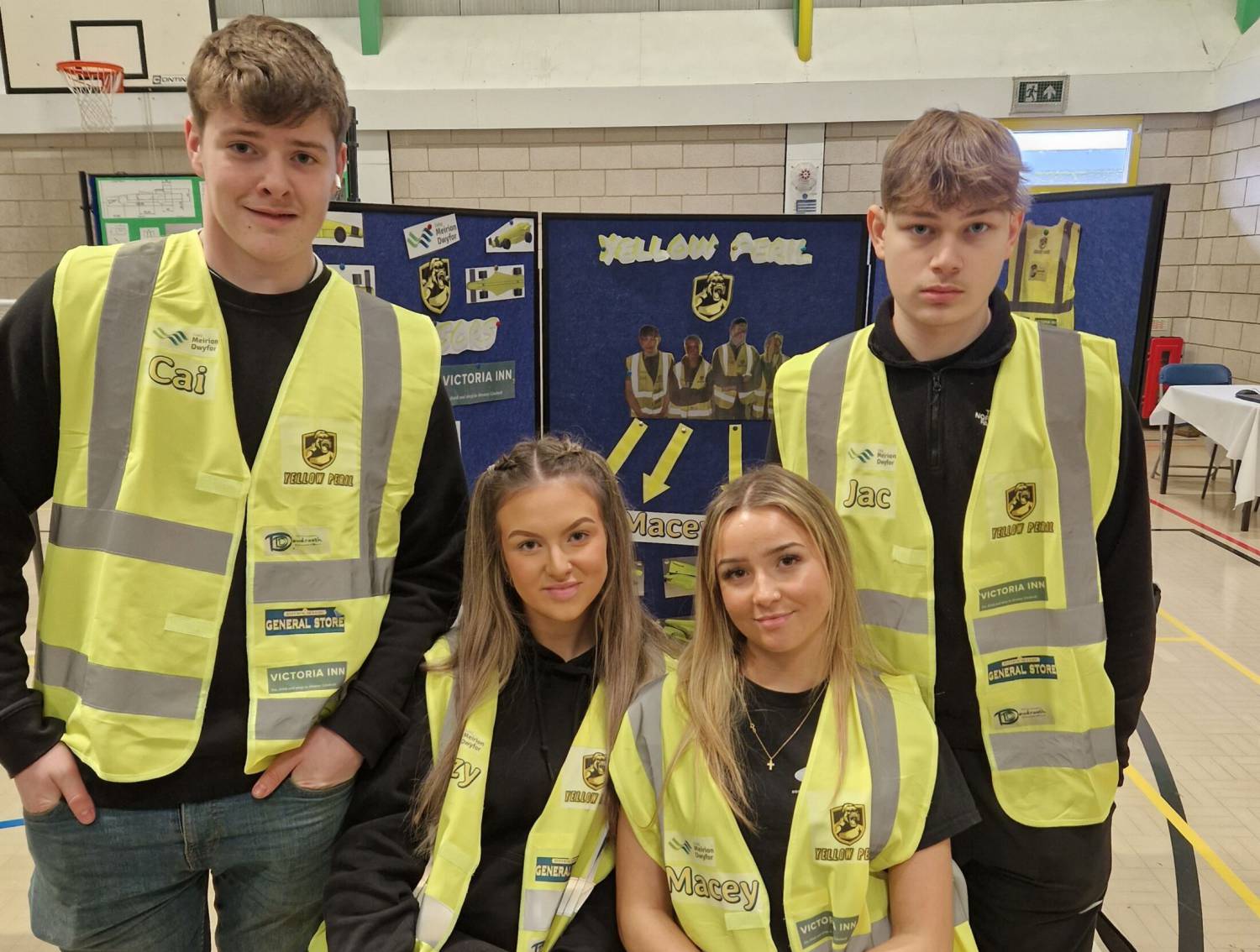 Yellow Peril, tîm o fyfyrwyr Coleg Meirion-Dwyfor yn y digwyddiad F1 mewn Ysgolion yng Nghanolfan Hamdden Dinbych