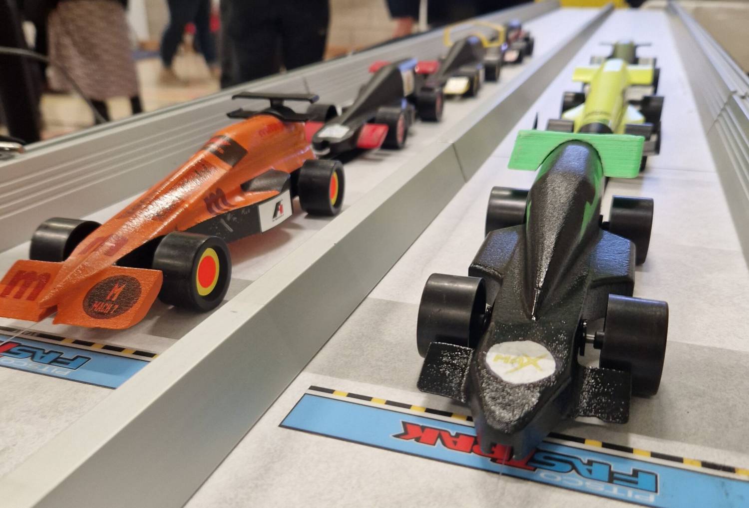 Ceir yn barod i rasio yn nigwyddiad F1 mewn Ysgolion yng Nghanolfan Hamdden Dinbych