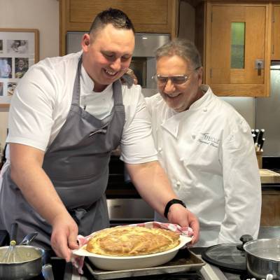 Michael John, cyn-fyfyriwr o Goleg Menai gyda Raymond Blanc