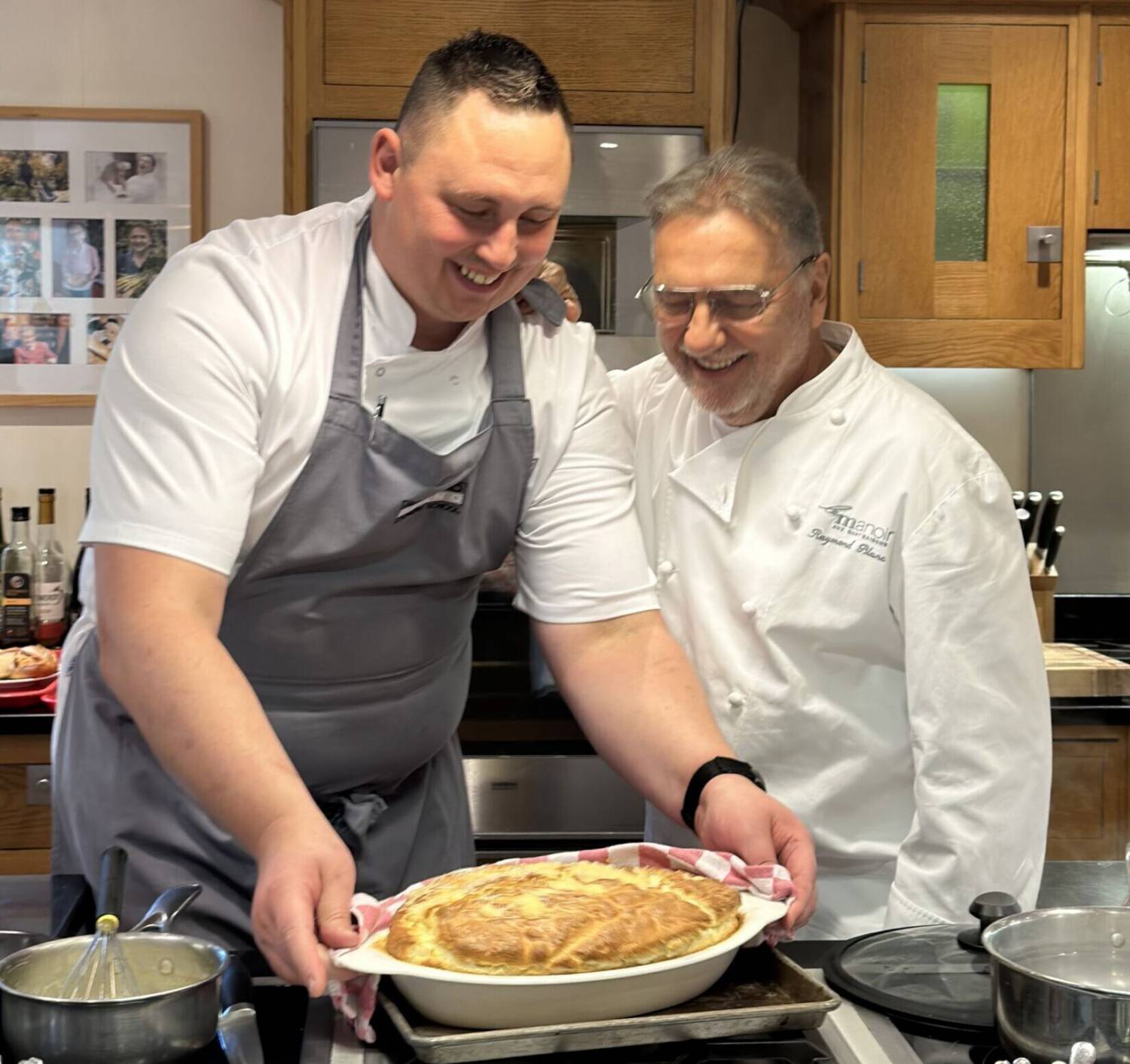 Michael John, cyn-fyfyriwr o Goleg Menai gyda Raymond Blanc