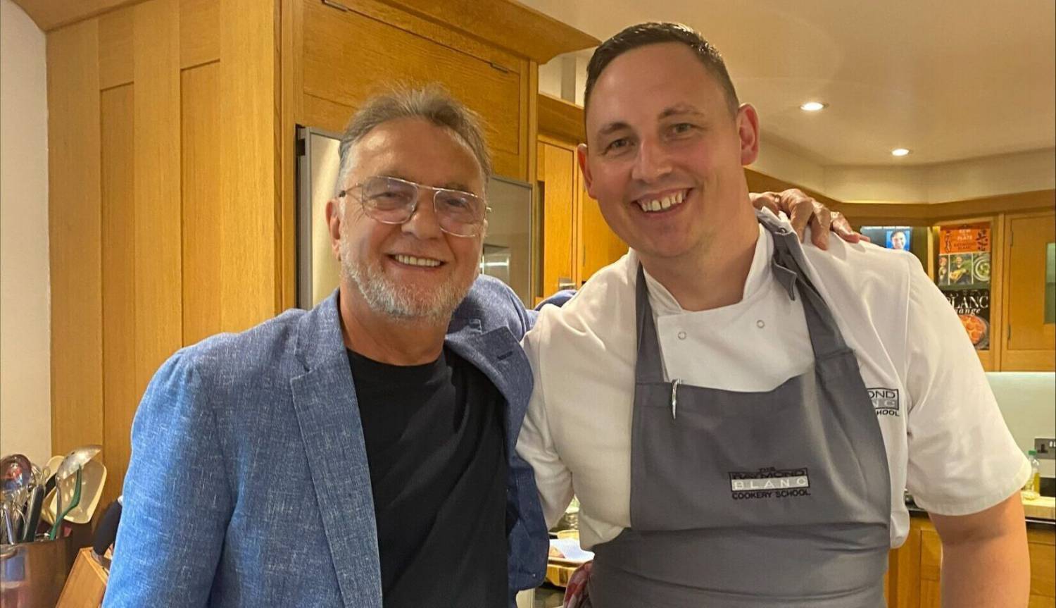 Michael John, cyn-fyfyriwr o Goleg Menai gyda Raymond Blanc