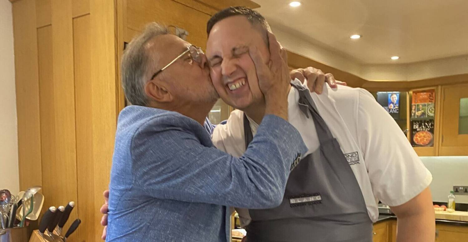 Michael John, cyn-fyfyriwr o Goleg Menai gyda Raymond Blanc