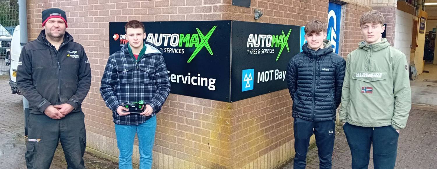 Sion Ellis o Automax Motorsport gyda Math Hughes, Sion Roberts a Guto Roberts