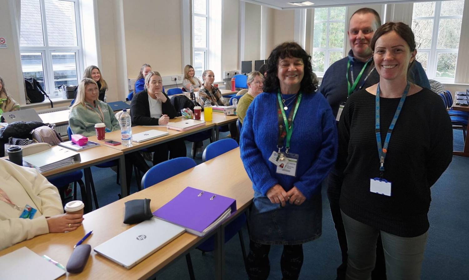 Bernie Fahy, Gareth Edwards a Megan Smith gyda myfyrwyr ar gampws Coleg Meirion-Dwyfor yn Nolgellau 