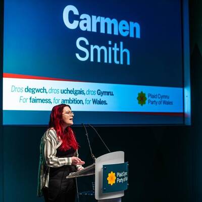 Former Coleg Menai student Carmen Smith speaking at Plaid Cymru’s Spring Conference at Galeri, Caernarfon