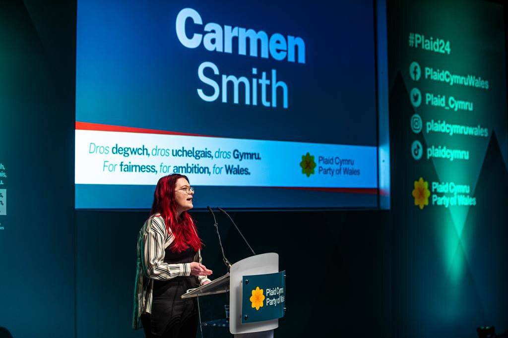 Former Coleg Menai student Carmen Smith speaking at Plaid Cymru’s Spring Conference at Galeri, Caernarfon