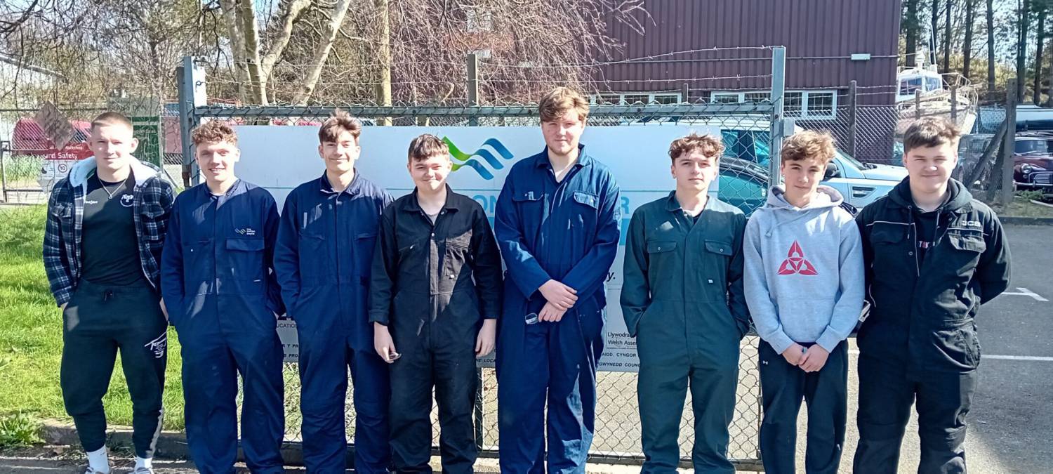 Myfyrwyr Coleg Meirion-Dwyfor: George Totty, Iago Tudor, Jac Fisher, Jac Roberts, Celt Thomas, Osian Evans, Morus Jones a Liam Ellis-Thomas