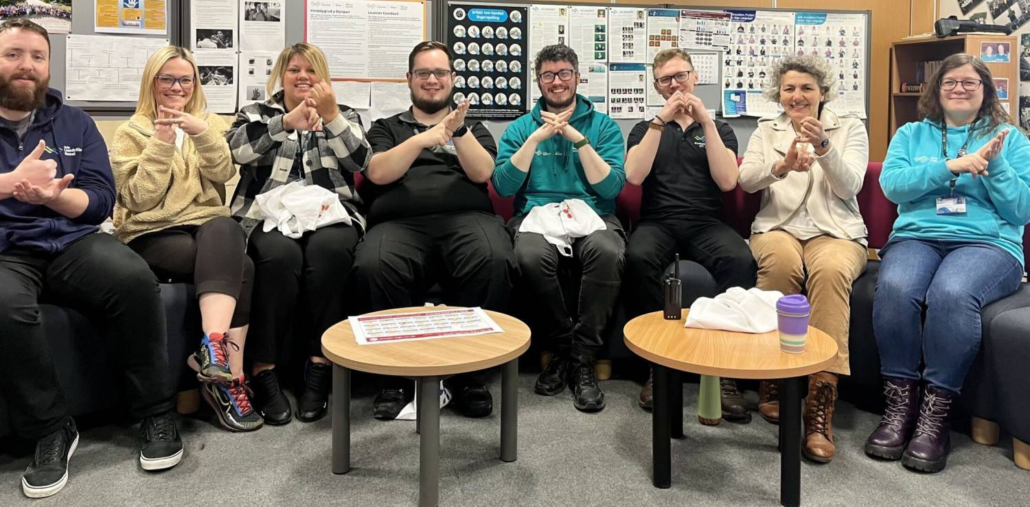 Pobl yn cymryd rhan yn yr Wythnos Iaith Arwyddion yng Ngholeg Llandrillo