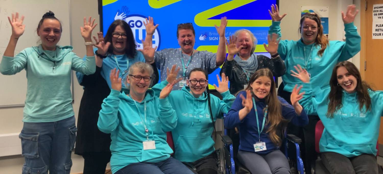 Pobl yn cymryd rhan yn yr Wythnos Iaith Arwyddion yng Ngholeg Llandrillo