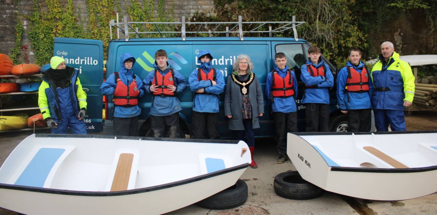 Y myfyrwyr a'u dingis gyda Fraser Longbone a Jim Lehane, staff Coleg Llandrillo, a Maer Bae Colwyn - y Cynghorydd Hannah Fleet