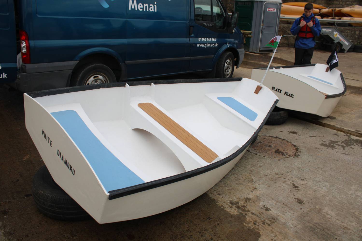 Y dingis a adeiladwyd gan fyfyrwyr Coleg Llandrillo