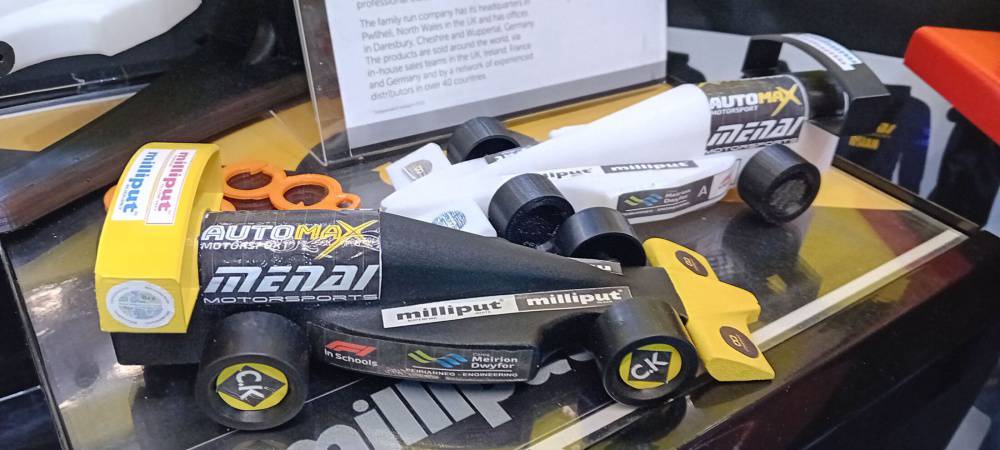 Y prototeip a’r car rasio go iawn a gynhyrchwyd gan ddysgwyr Tîm 'Come and Go' ar gyfer rownd derfynol F1 mewn Ysgolion y Deyrnas Unedig