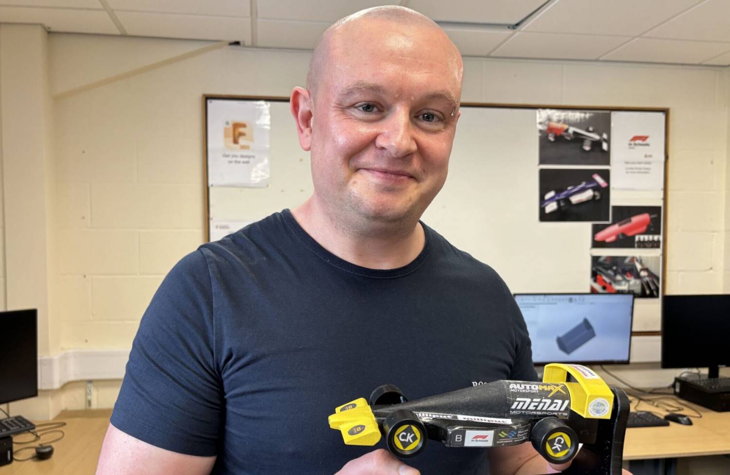 Stephen Atherton o gwmni Milliput gyda chopi o’r car F1 mewn Ysgolion a ddyluniwyd gan Dîm ‘Come and Go’