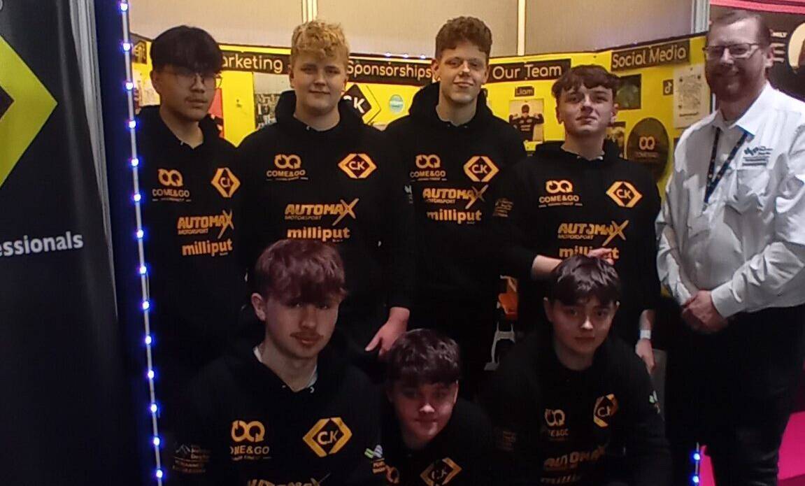 Aelodau o Dîm 'Come and Go' o flaen eu harddangosfa yn rownd derfynol F1 mewn Ysgolion y Deyrnas Unedig yn Rotherham